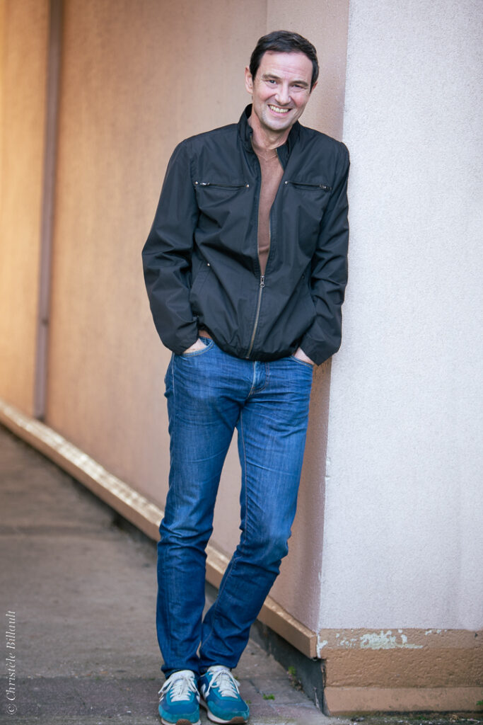 Portrait de Xavier Béja en pull noir